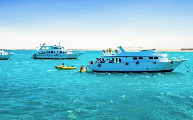 Hurghada tours and excursions in the Red Sea with boats and clear water